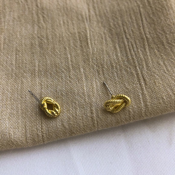 Kendra Scott. Annie Gold Stud earrings - Picture 4 of 4